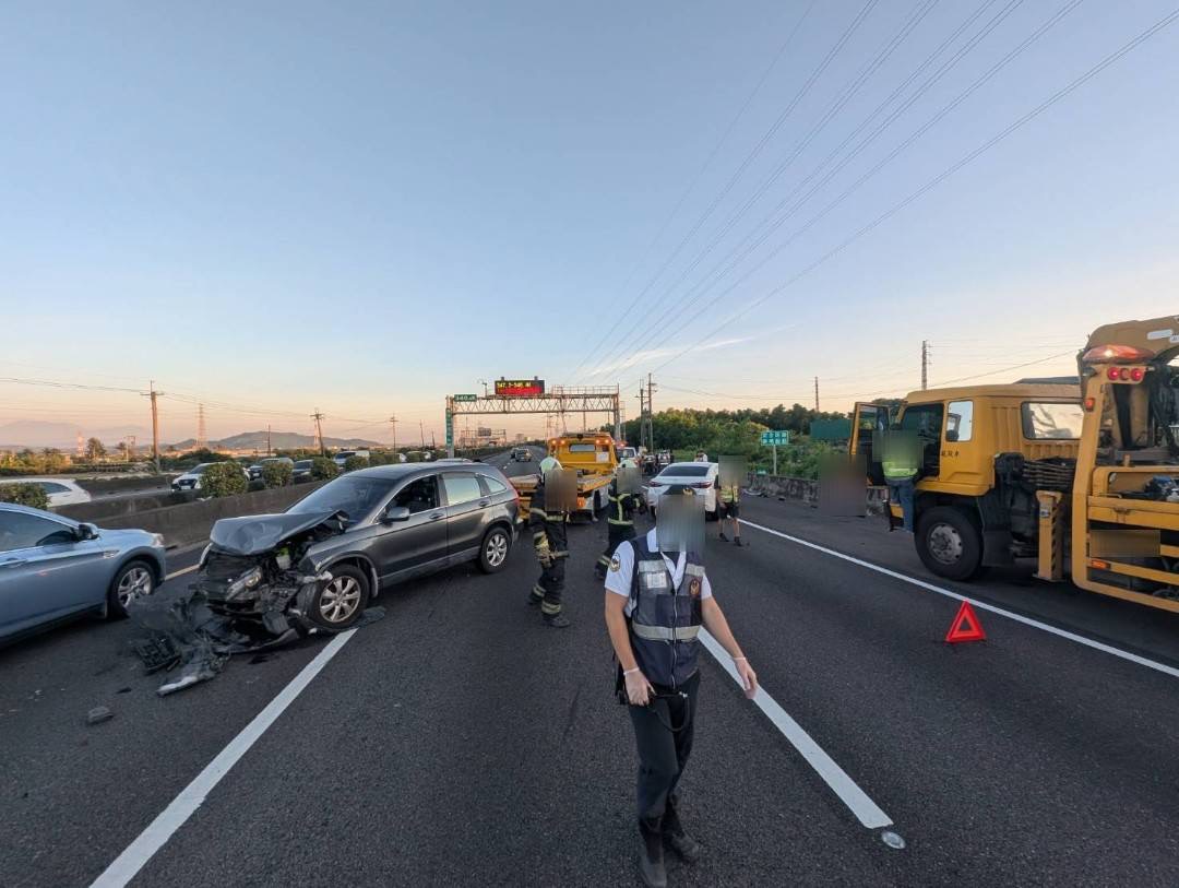 國道1號南向340.8公里高雄高科路段26日傍晚發生5車連環碰撞事故，造成1人手掌擦傷。（第五公路警察大隊提供）
