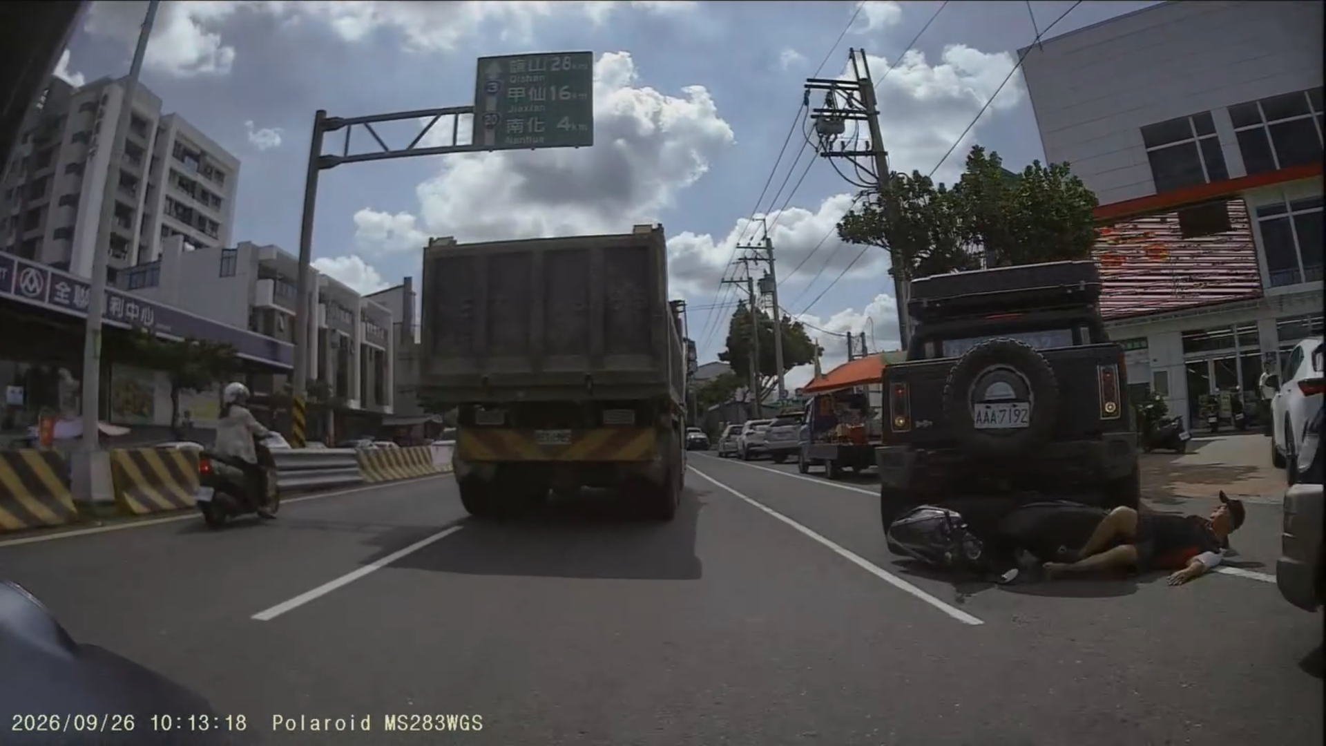 台南玉井一名機車騎士正準備離開時,前方汽車突然向後倒車並撞上機車,過程中還傳出喇叭示警聲。(圖/Threads @ah_114214 授權提供)