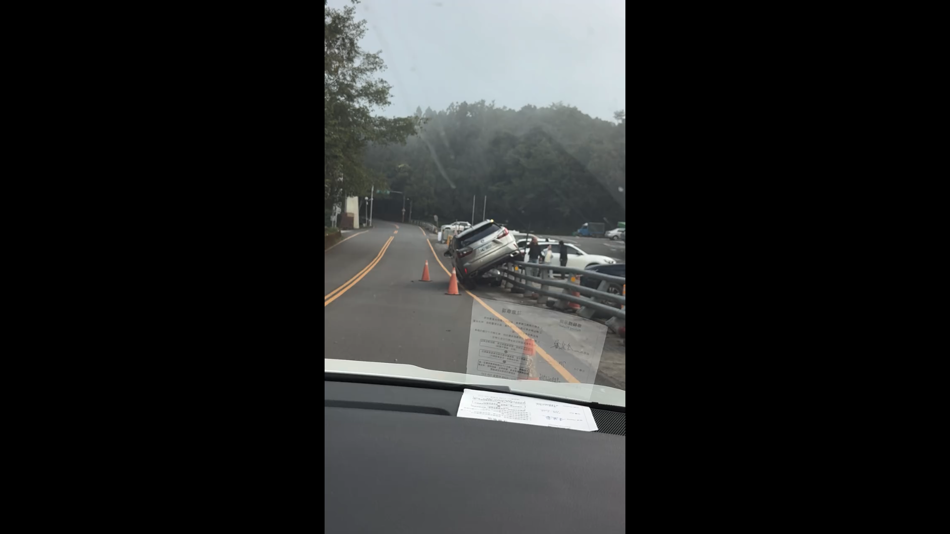 這怎麼開上去的？休旅車半台「騎上護欄」　合歡山遊客看傻