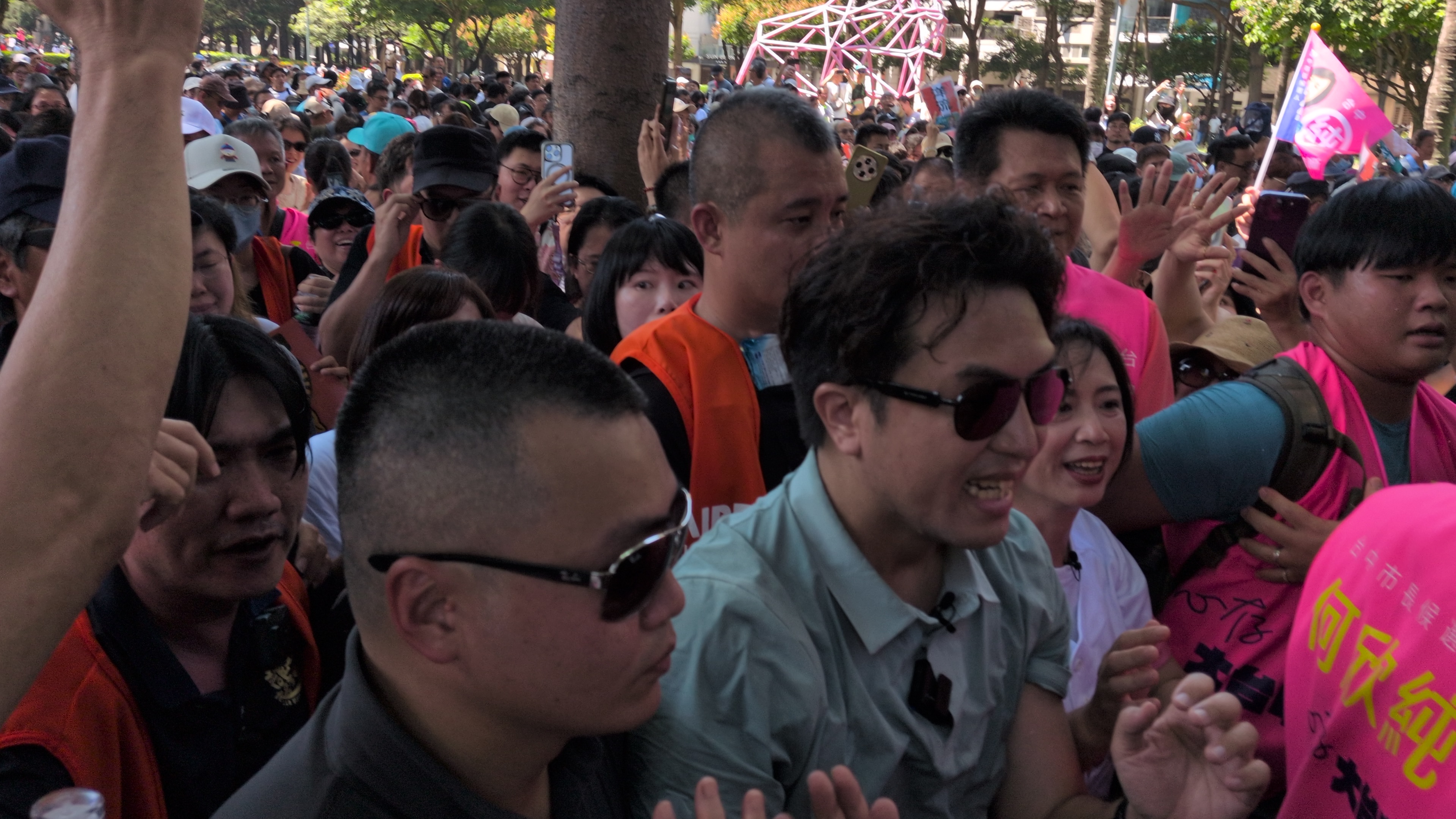 「洋流」旋風強襲台中！沈伯洋合體何欣純 引爆數千民眾簇擁搶擊掌