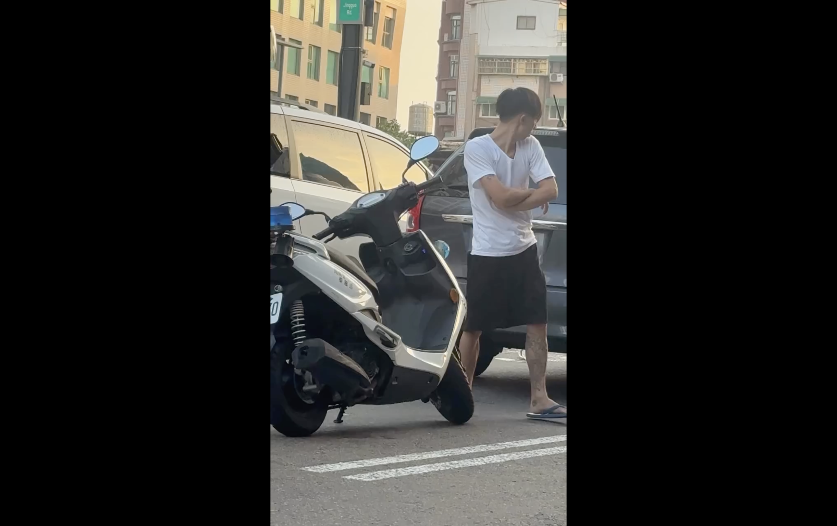 新竹市27日清晨發生追撞事故,男子下車後情緒激動,警方到場將其控制。(圖/Threads @radishmaybe 授權提供)