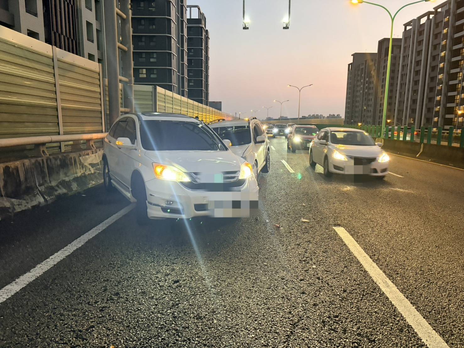 台74太原匝道前驚險連撞!轎車切換車道連碰2車 副駕女乘客受傷