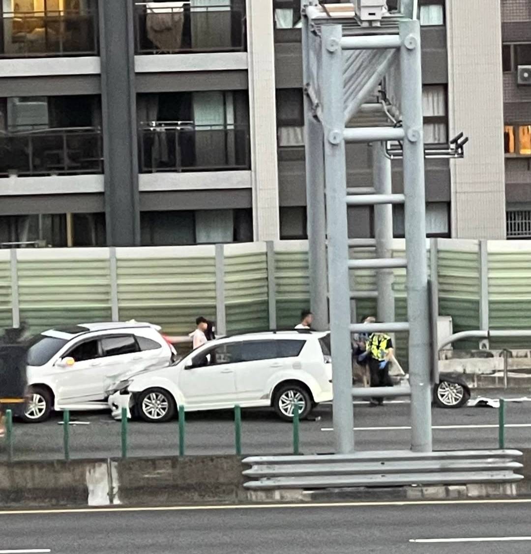 台74太原匝道前驚險連撞!轎車切換車道連碰2車 副駕女乘客受傷