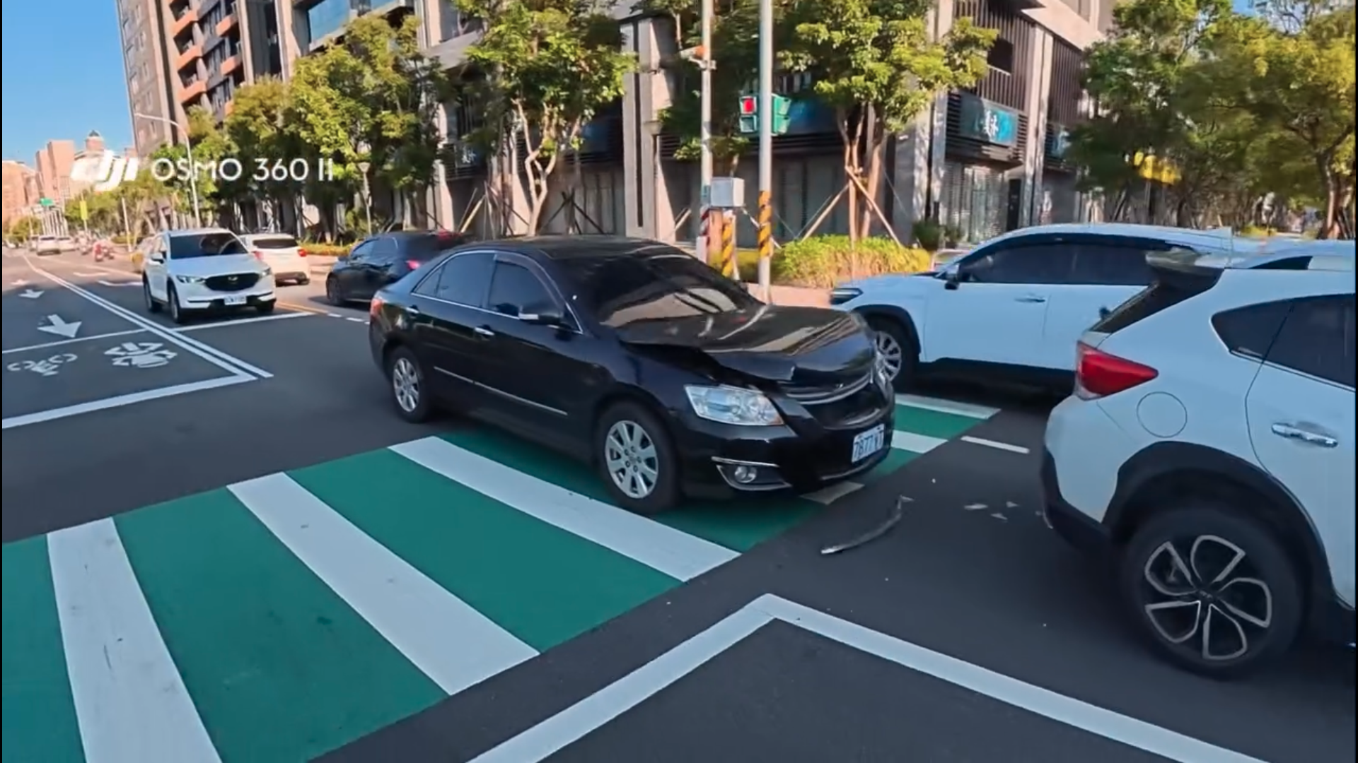 黑色轎車行經桃園區民光東路時與前方車輛發生碰撞，撞擊過程被後方攝影設備拍下。（圖／翻攝Threads「nunisajihdbdkzjhzbsbsbzj」授權提供）