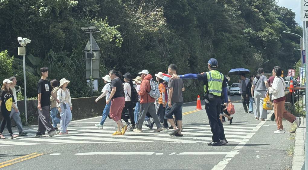 埔里觀音瀑布連假湧入大批遊客，警方到場協助交通疏導。（圖／埔里警分局提供）