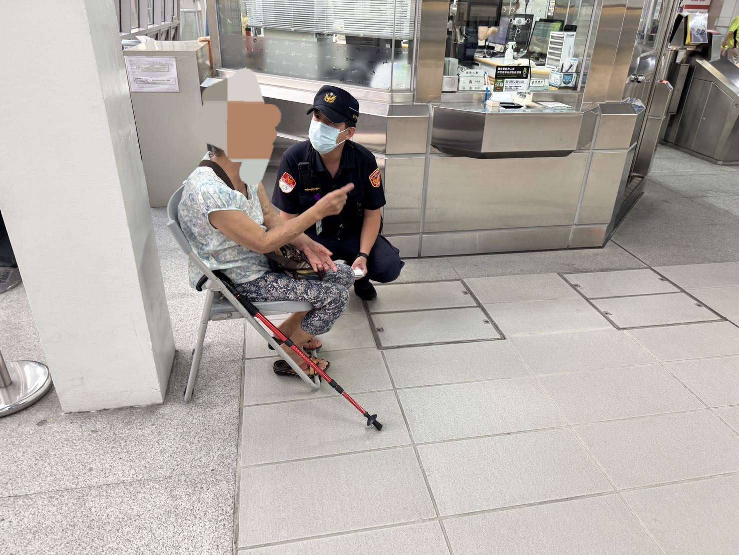 台中捷運失智嬤苦等女兒2小時　手機剩2%！捷警耐心安撫助返家