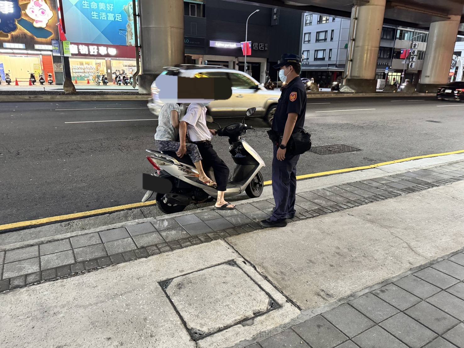 台中捷運失智嬤苦等女兒2小時　手機剩2%！捷警耐心安撫助返家