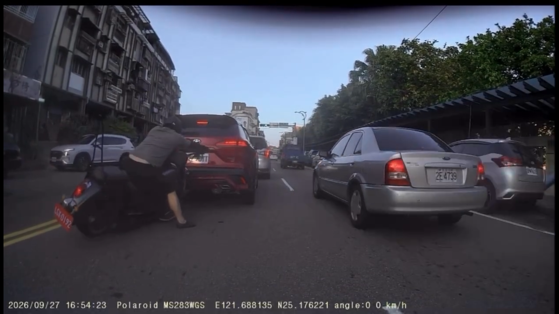 大型重機在新北市萬里區瑪鋉路不慎追撞前車，碰撞後後輪一度打滑，騎士立即控制車輛避免進一步失控。（翻攝行車紀錄器）