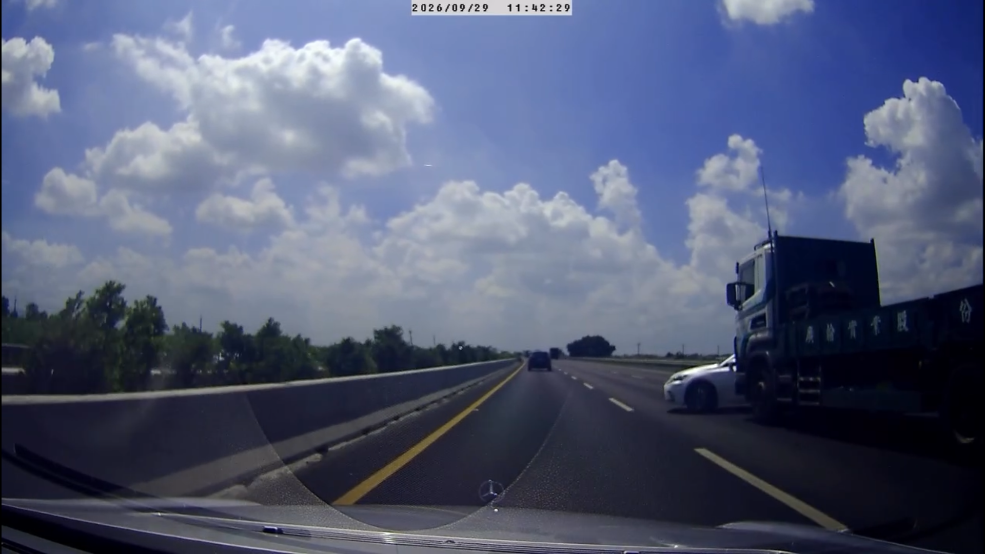 國1嘉義段驚險事故！轎車突從大貨車前橫向竄出　跨越車道後再遭後車撞上