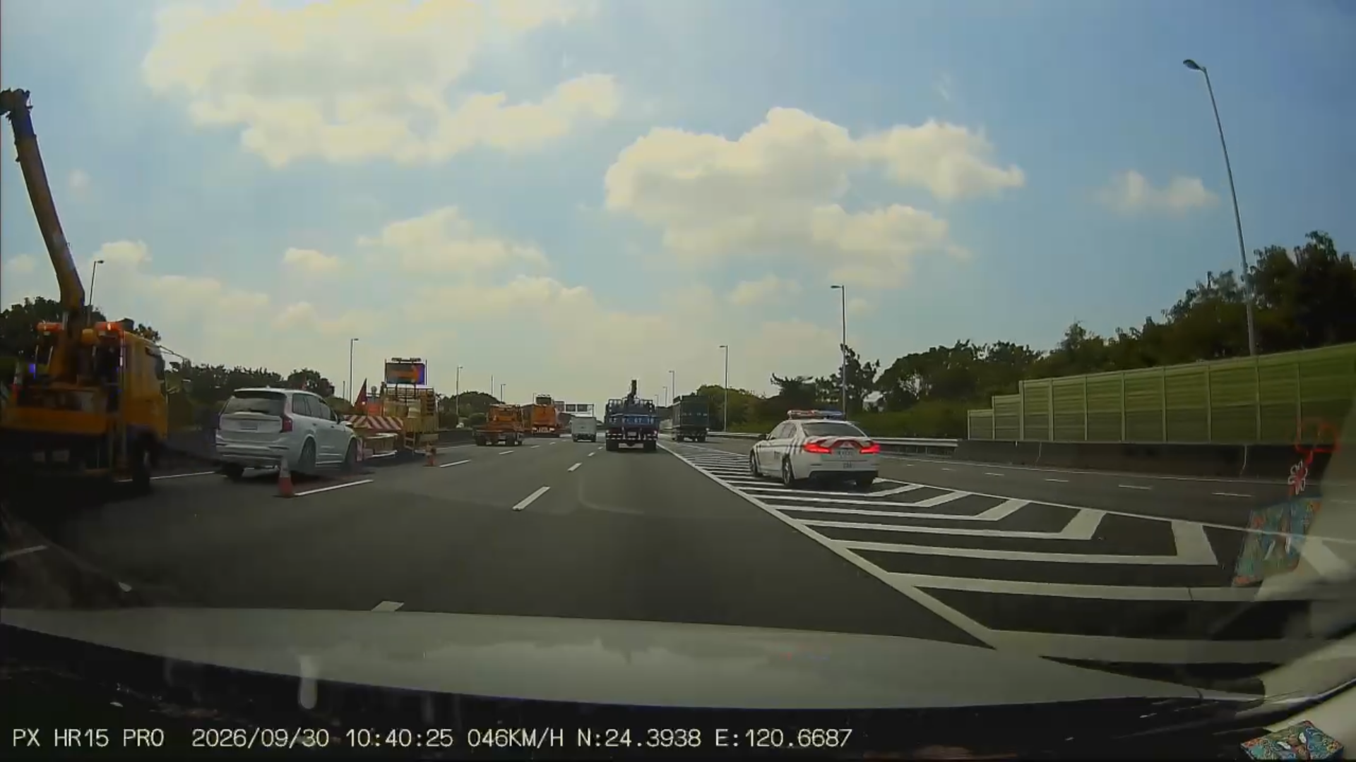 國道3號南下157公里30日上午發生Volvo休旅車與緩撞車碰撞事故，警方及工程人員已在現場處理。（民眾提供）