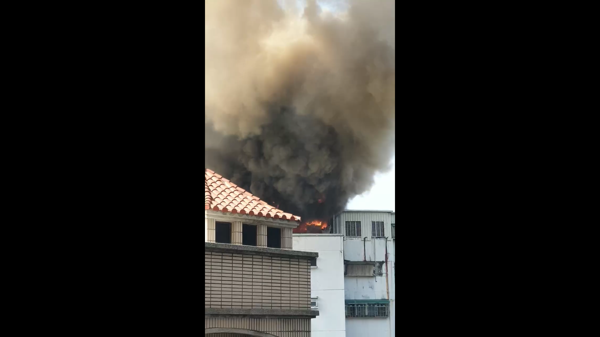 桃園蘆竹住宅頂樓火警!南竹路一段傳火警 多個消防分隊馳援
