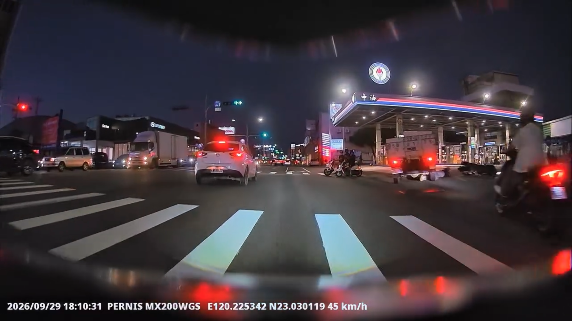 台南永康區中正南路附近發生小貨車與機車碰撞事故,後方騎士行車紀錄器拍下事發過程。(圖/aypglyk360 授權提供)