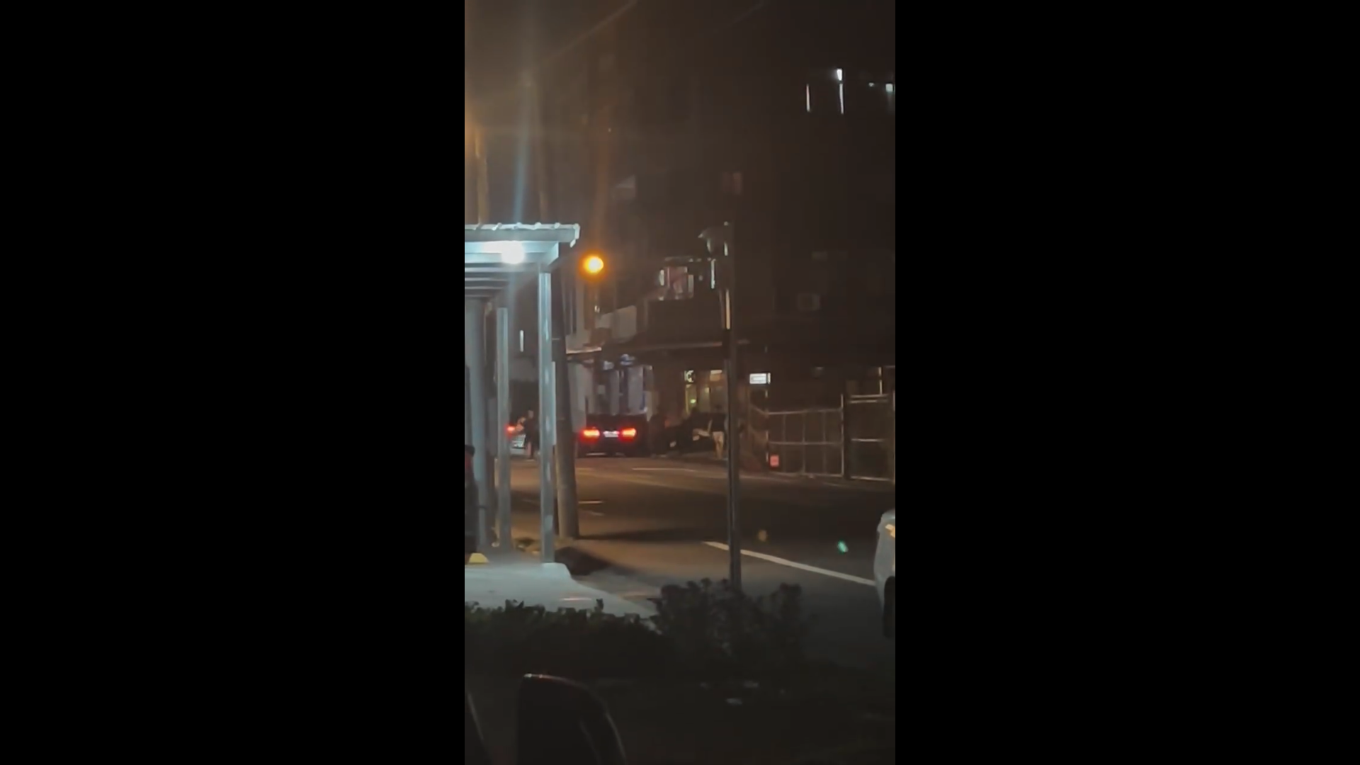 南投竹山9月24日深夜發生多人衝突事件，民眾當晚拍下現場畫面；警方最新表示，雙方涉案主嫌均已到案，並朝組織犯罪方向擴大偵辦。（翻攝Threads／gee_pee_goo329）