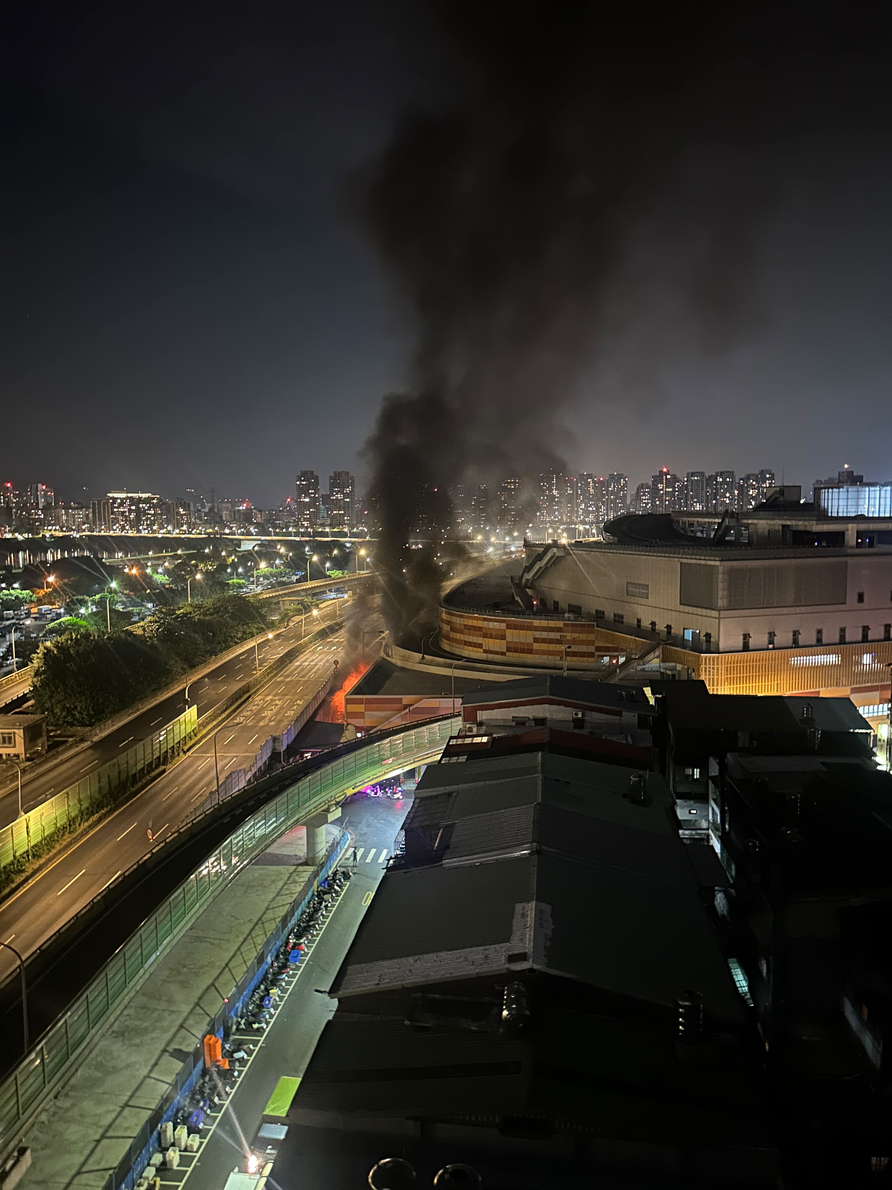 台北第一果菜市場深夜火警!充電中電動拖板車起火 約10攤商受波及