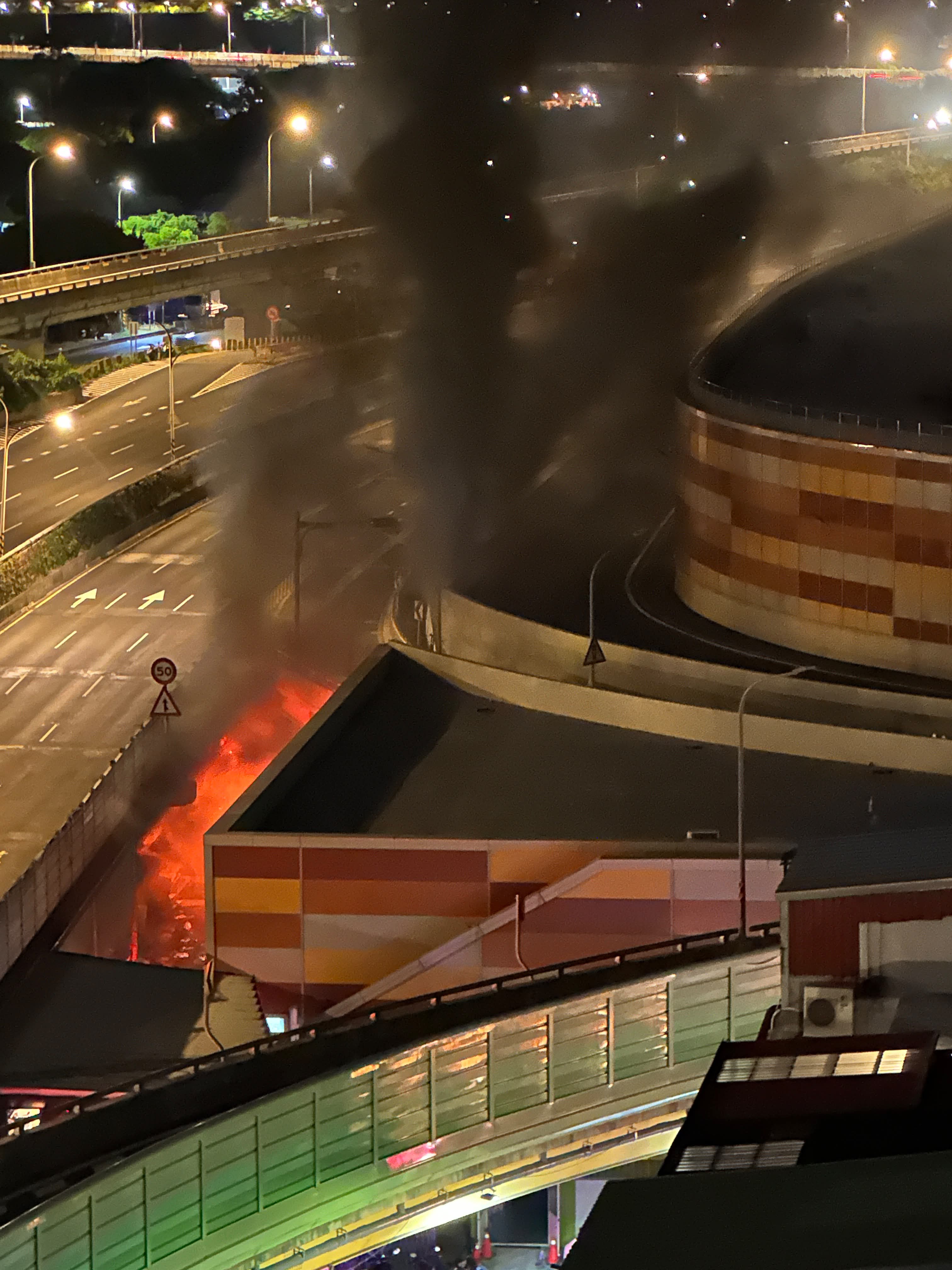 台北第一果菜市場深夜火警!充電中電動拖板車起火 約10攤商受波及