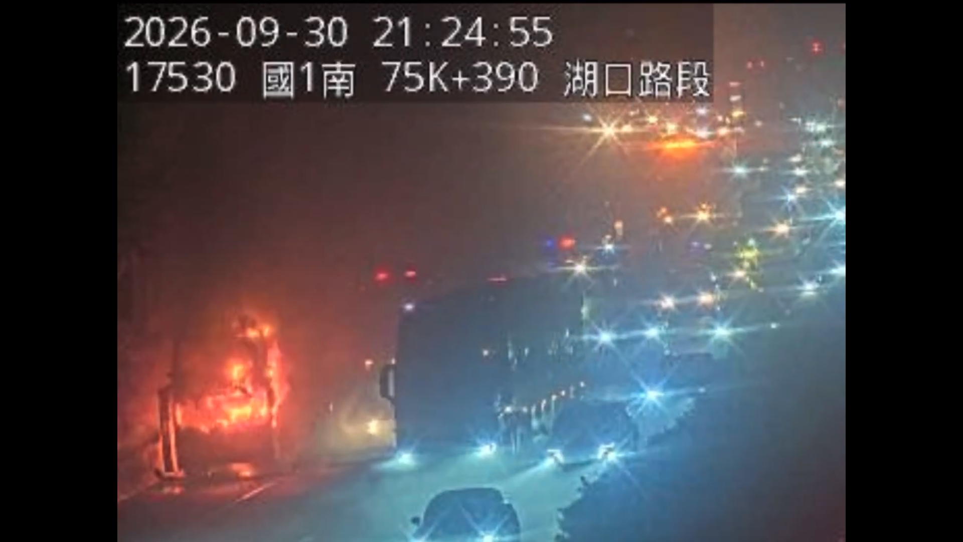 快訊/國1北上客運火燒車!高架楊梅端前起火 回堵2公里
