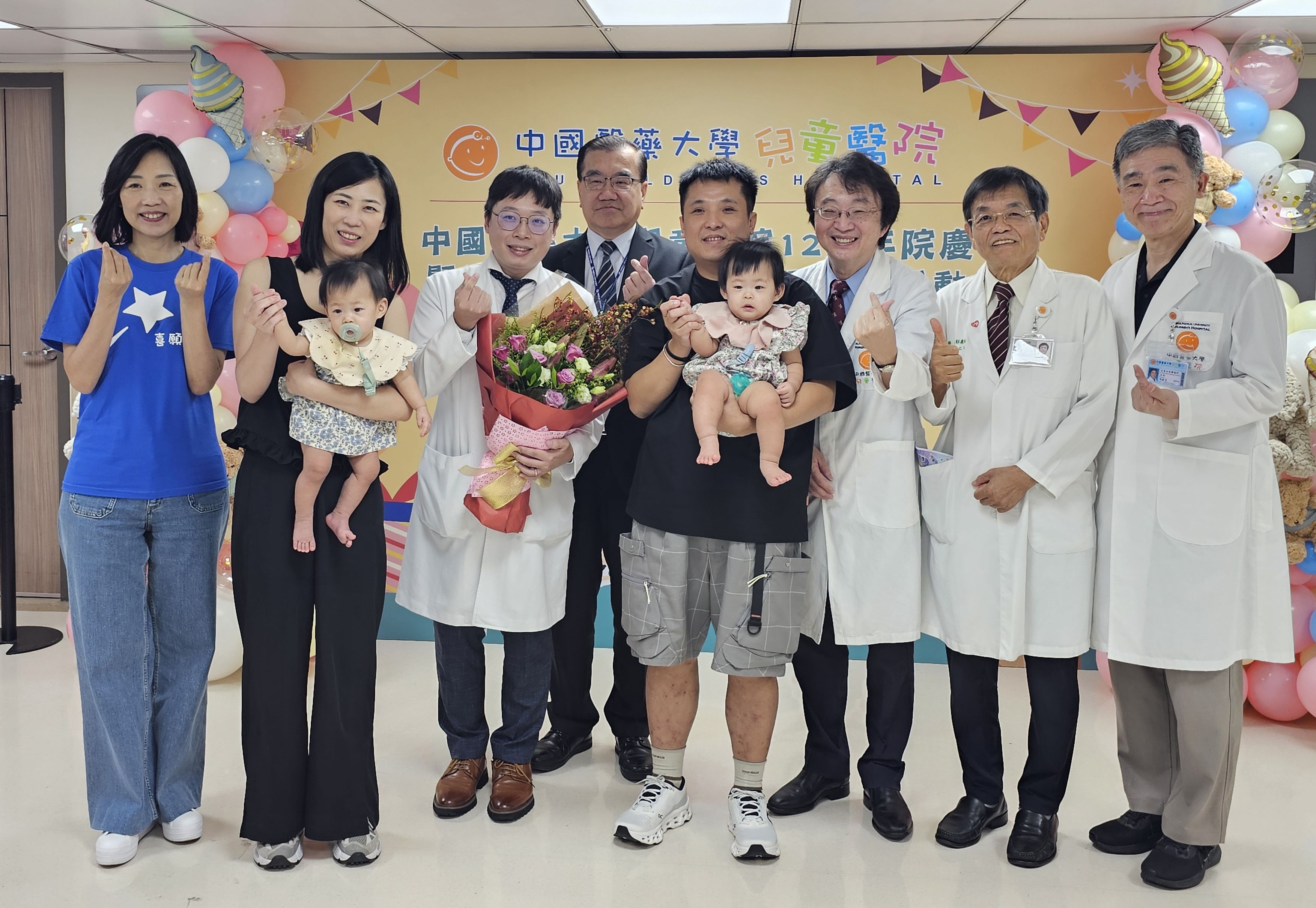 中醫大兒醫新生兒科林湘瑜主任、邱曉郁主任、鄭皓文醫師（左3）與心臟科莊子瑤醫師跨團隊合作，搶救南投29周早產雙胞胎，除治療雙胞胎的貧血多血症，其中800公克小寶因先天性心臟病需由多專科合力調整呼吸、心臟功能與營養治療，讓小寶安全增重，最終順利完成手術平安出院。