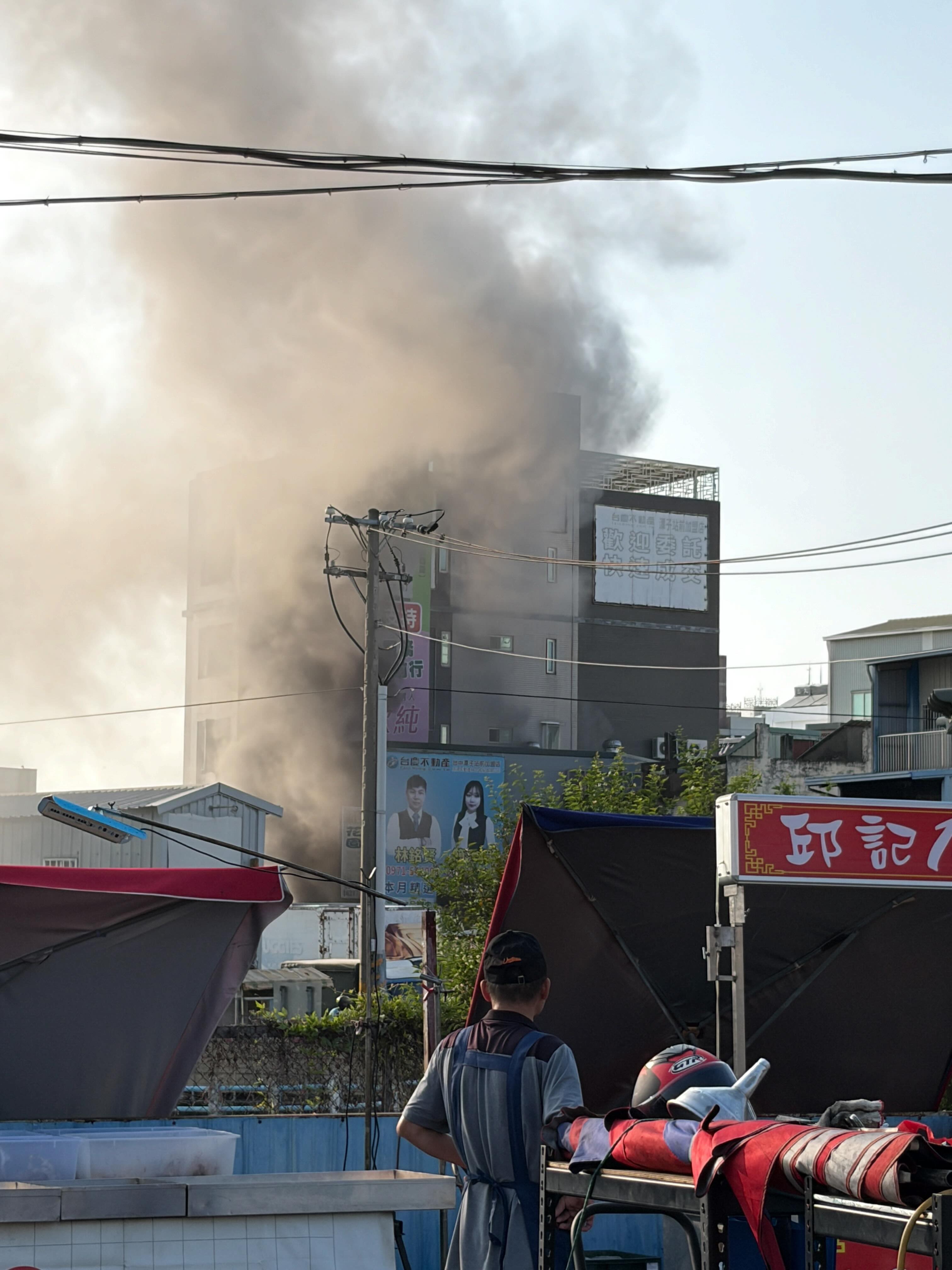 台中潭子雅潭路二段1日下午發生住宅火警，現場竄出大量濃煙。（圖／Threads @fish17221801 授權提供