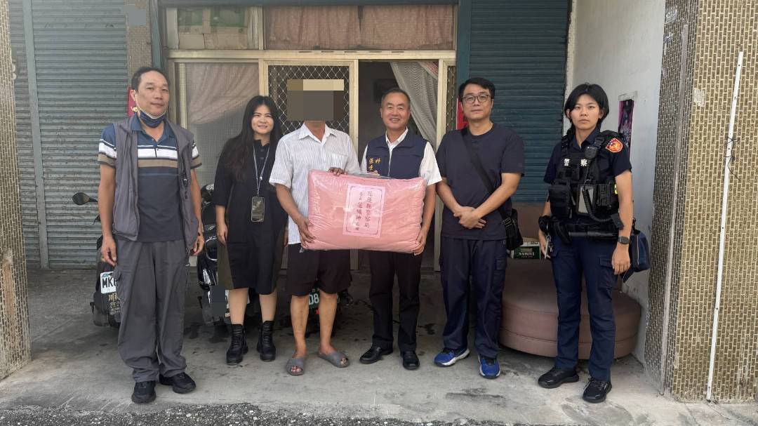 花蓮警中秋送暖 走訪弱勢家庭致贈物資關懷生活近況