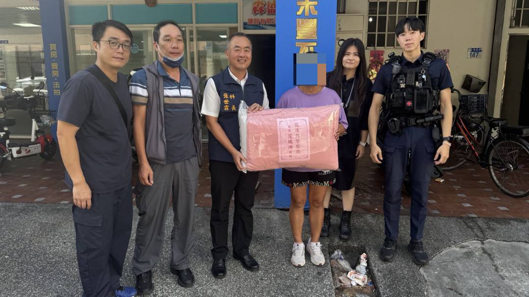 花蓮警中秋送暖 走訪弱勢家庭致贈物資關懷生活近況