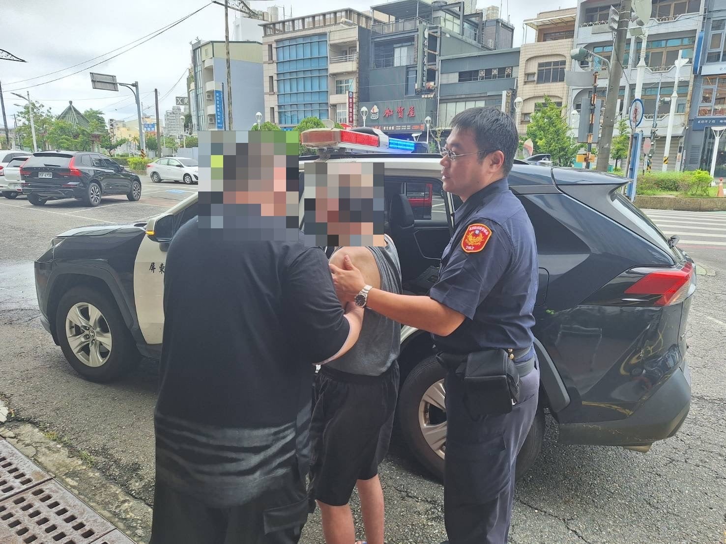 八旬失智翁獨坐東港街頭　警耐心查身分護送返家