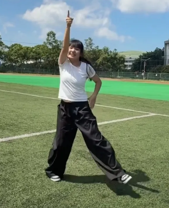 「左左」謝佐妮已是大學生,進入國體大就讀。(圖/翻攝threads)