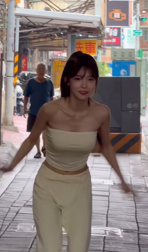 李多慧模仿閃身步等動作，還踢飛拖鞋。（圖／翻攝李多慧IG）