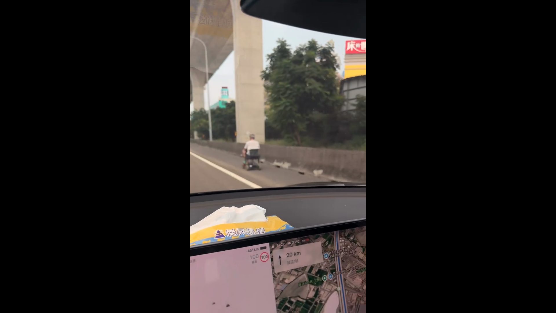 太驚險！82歲翁「電動代步車」開上國1　車流呼嘯而過畫面曝光