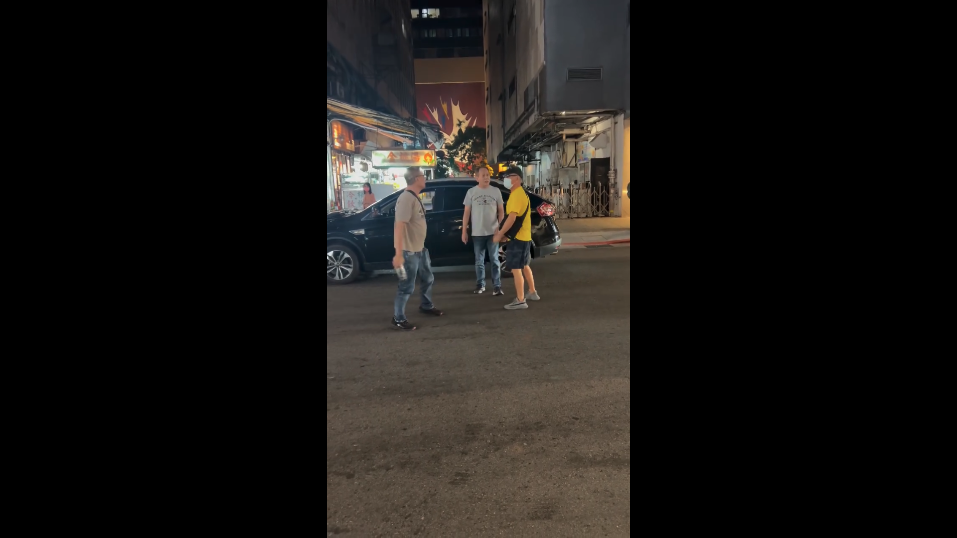 西門町街頭1對2爆衝突!阿伯「閃身」連躲攻勢 最後2人接連倒地