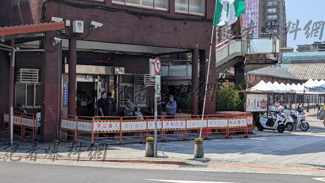▲西門同志酒吧案延燒！網號召紅樓前抗議　北市警急架拒馬戒備（圖／記者王俊勝 拍攝）