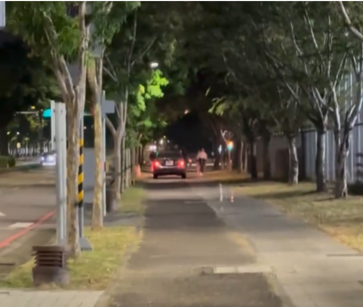 人行道當車道開！台中西屯驚見汽車逼退行人 網友酸：練習 500 障礙？