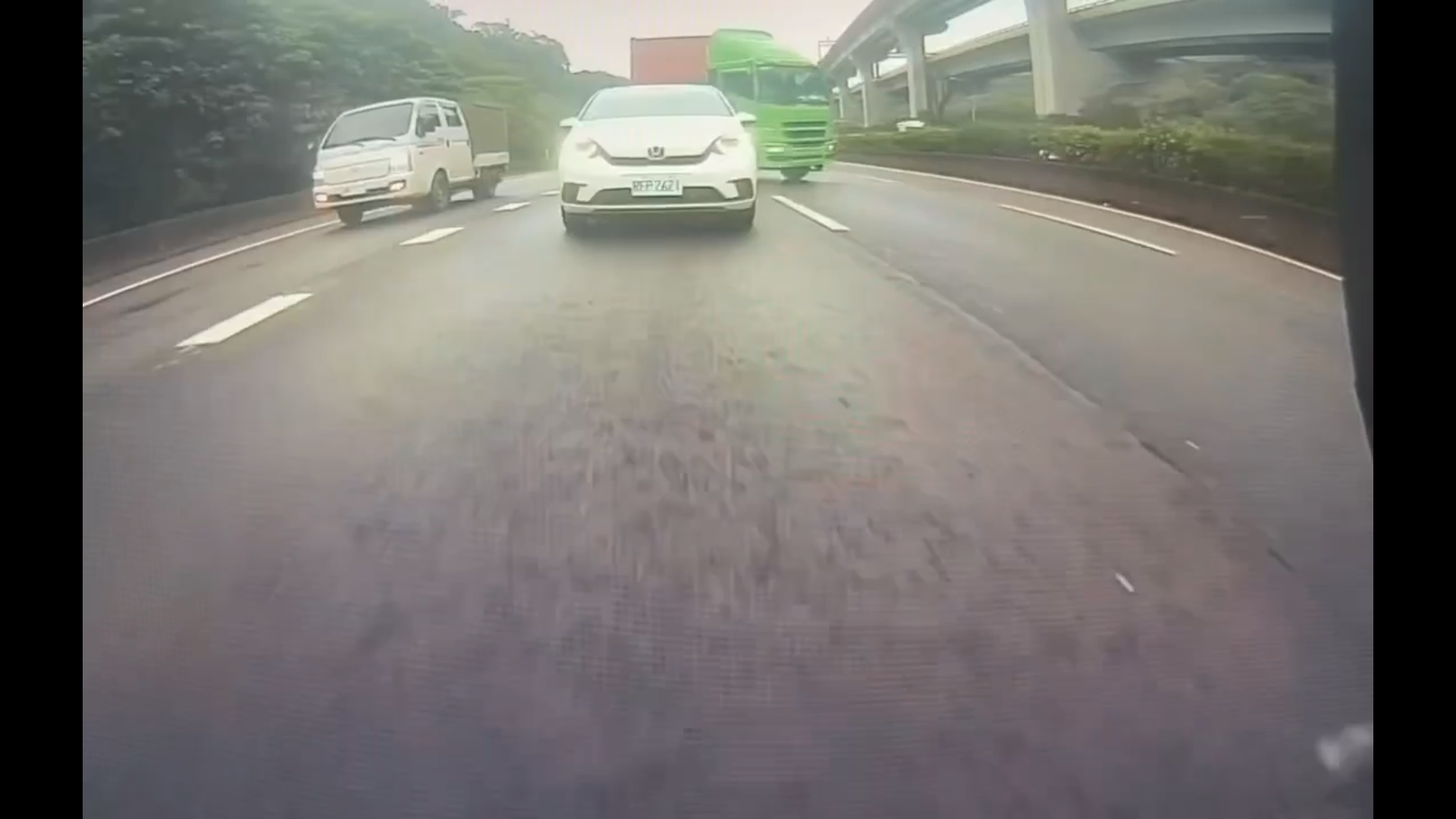 驚險畫面曝!國1北上泰山貨櫃車失控事故 小客車變換車道後險象環生