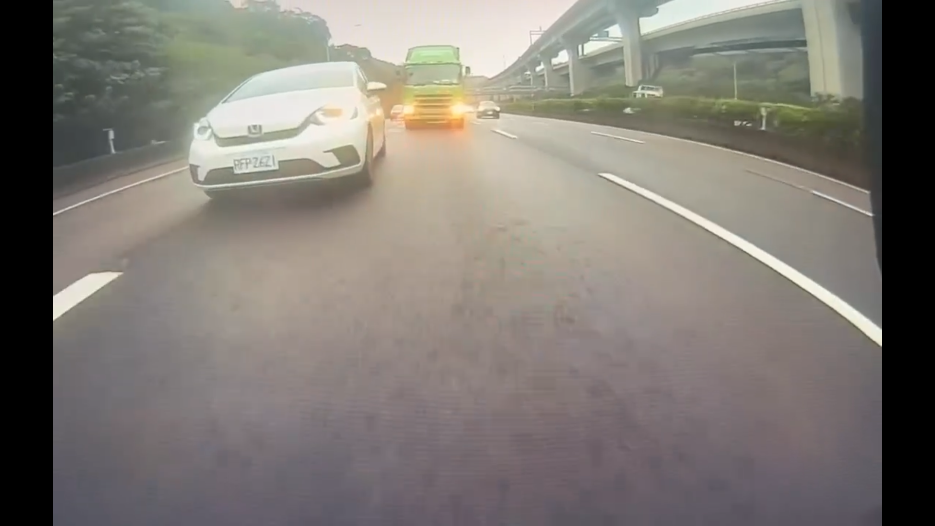 驚險畫面曝！國1北上泰山貨櫃車失控事故　小客車變換車道後險象環生