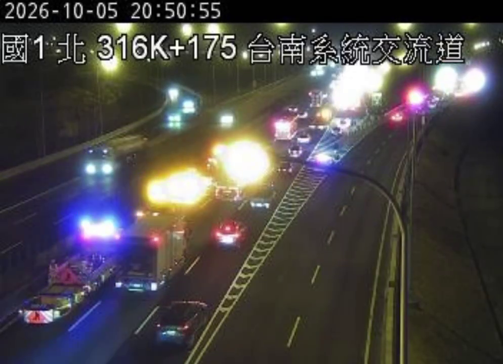 快訊／國1北316km事故！掉落物散滿地多車受損卡路肩　後方車流回堵