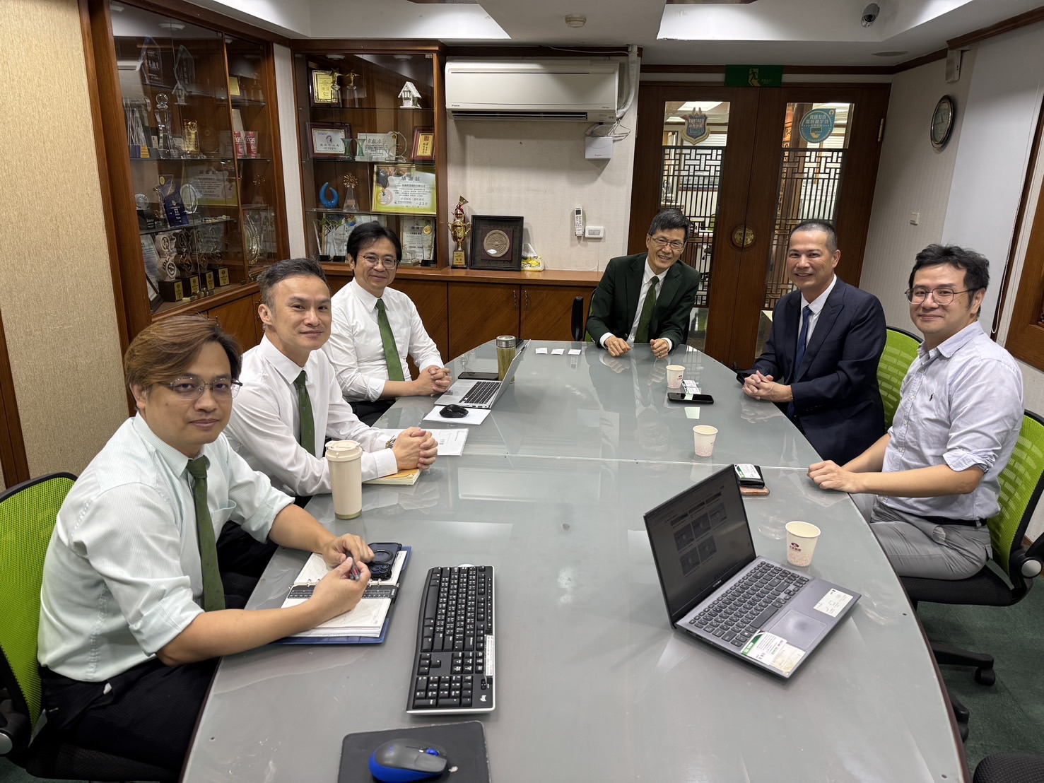 住商機構董事長陳錫琮（右三）與好未來App創辦人暨董事長謝長恩（右二）雙方團隊正式簽署合作協議，推進房仲服務朝「租售並行」發展。