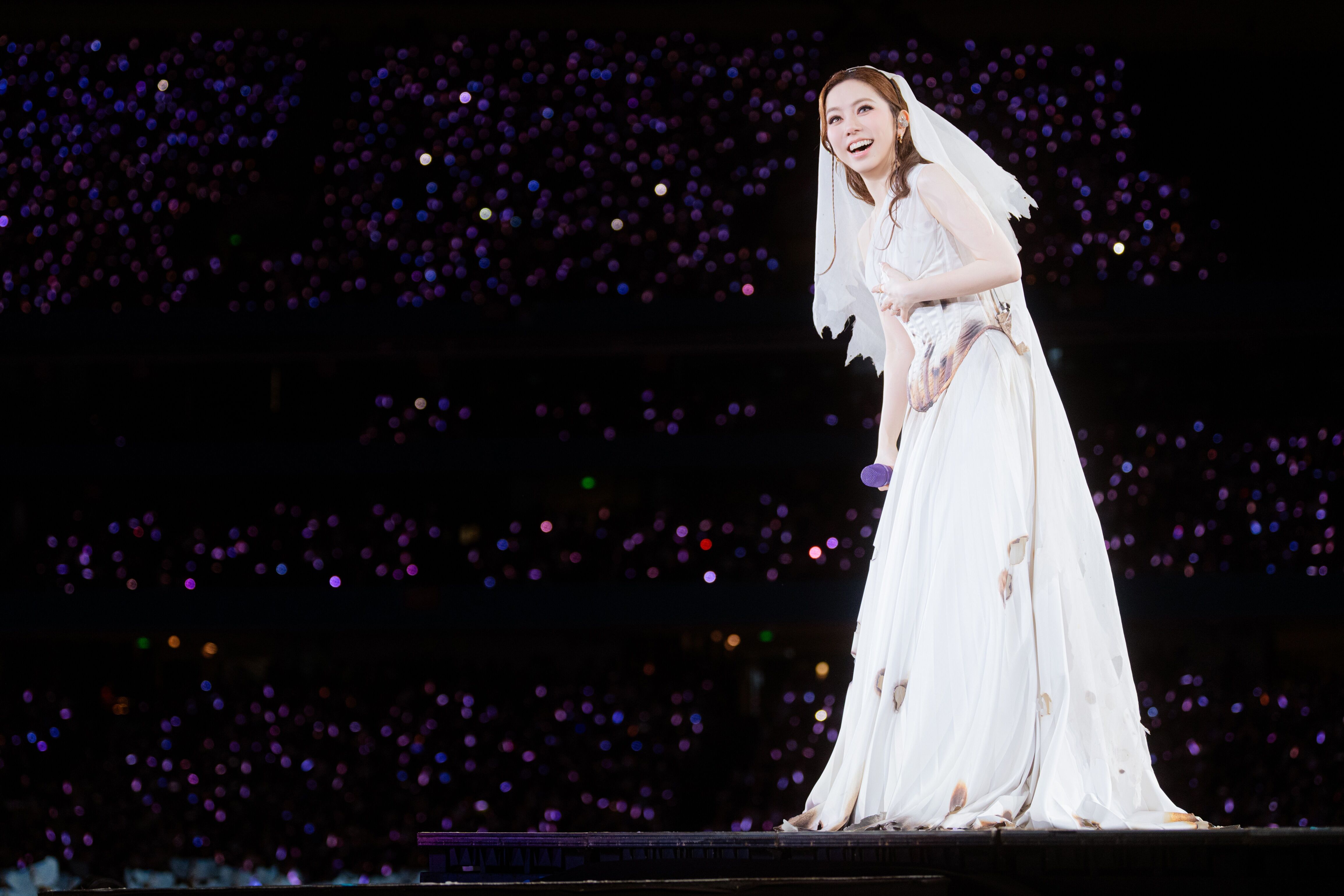鄧紫棋《I AM GLORIA》世界巡迴演唱會歷時3年、累計182場,昨(5)日在深圳完成最終場並創下金氏世界紀錄;不過就在巡演收官之際,她也驚傳已與交往8年的造型師男友魏俊傑在紐約低調完婚,悄悄升格人妻。(圖/鄧紫棋工作室提供)