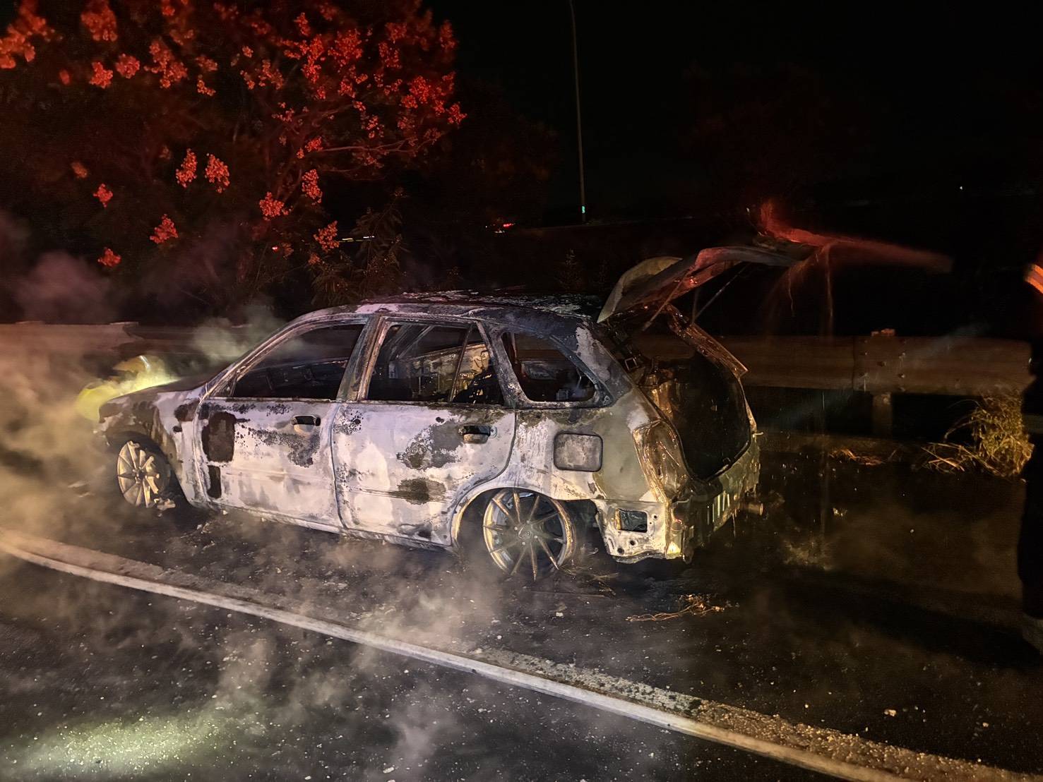 國道1號北向341公里高科路段6日晚間發生火燒車,自小客車遭大火嚴重燒毀,所幸無人受傷。(圖/第五公路警察大隊提供)