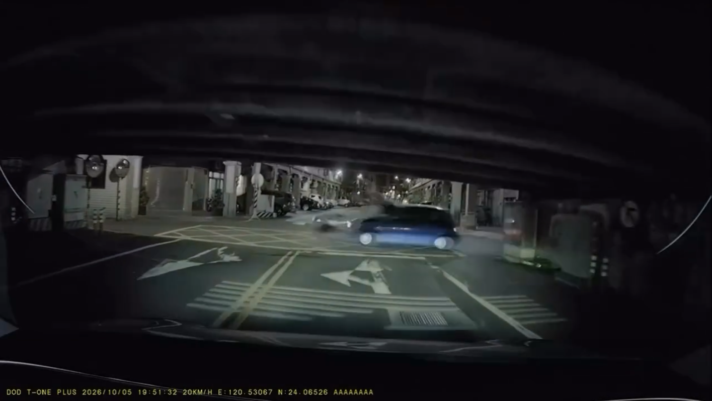 彰化市中央路橋下5日晚間發生轎車與機車碰撞事故，機車上的父女遭撞後倒地，行車紀錄器拍下事故發生瞬間。（圖／翻攝畫面）