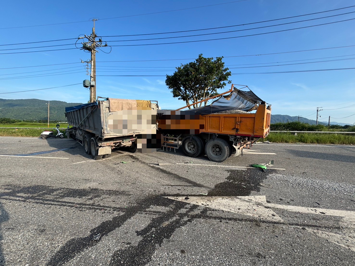 ▲花蓮壽豐台11丙線發生兩輛曳引車碰撞事故,其中一名駕駛酒測值超標,遭警方依法逮捕送辦。(圖/警方提供)