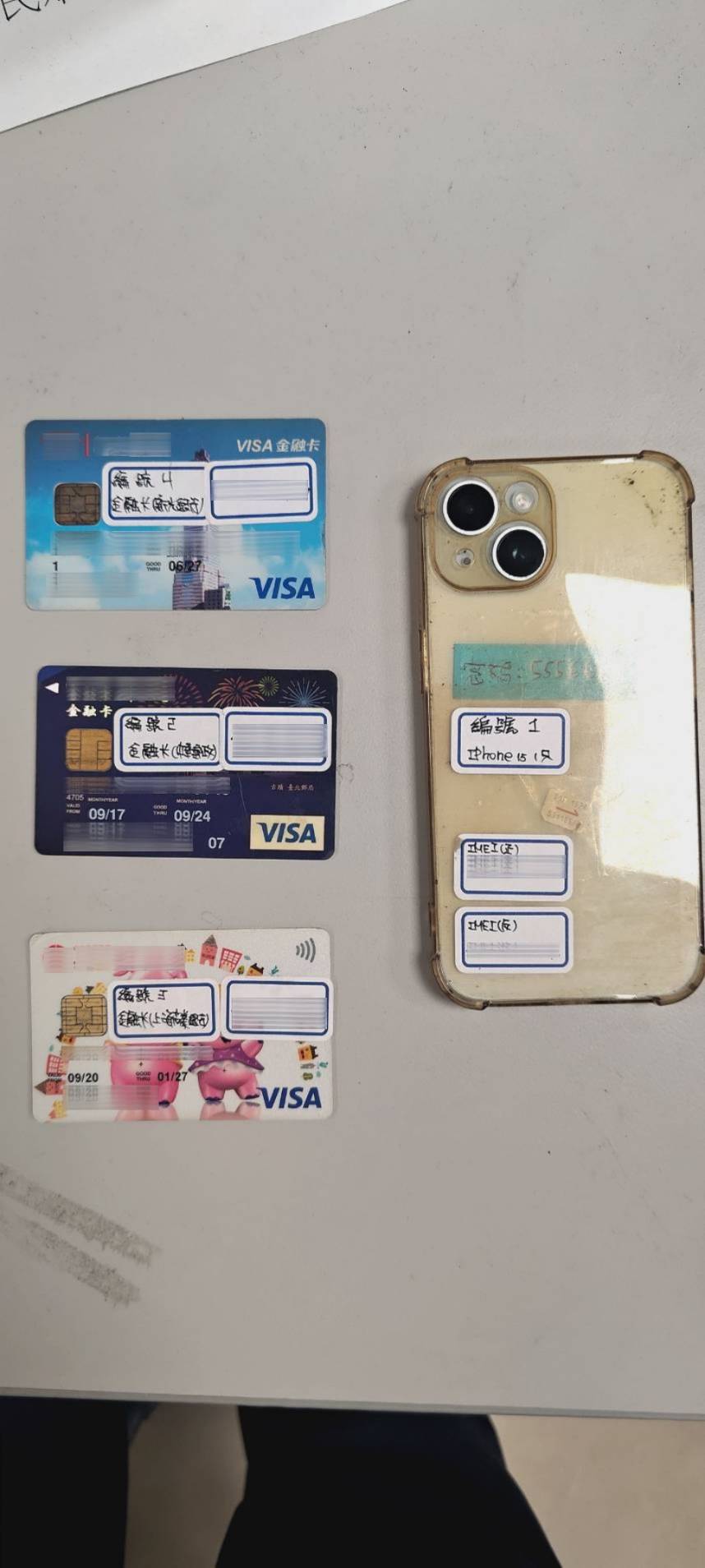 ▲南投埔里警方一天內接連查獲兩起詐騙案件,查扣260萬元現金及多張金融卡等證物。(圖/埔里分局提供)