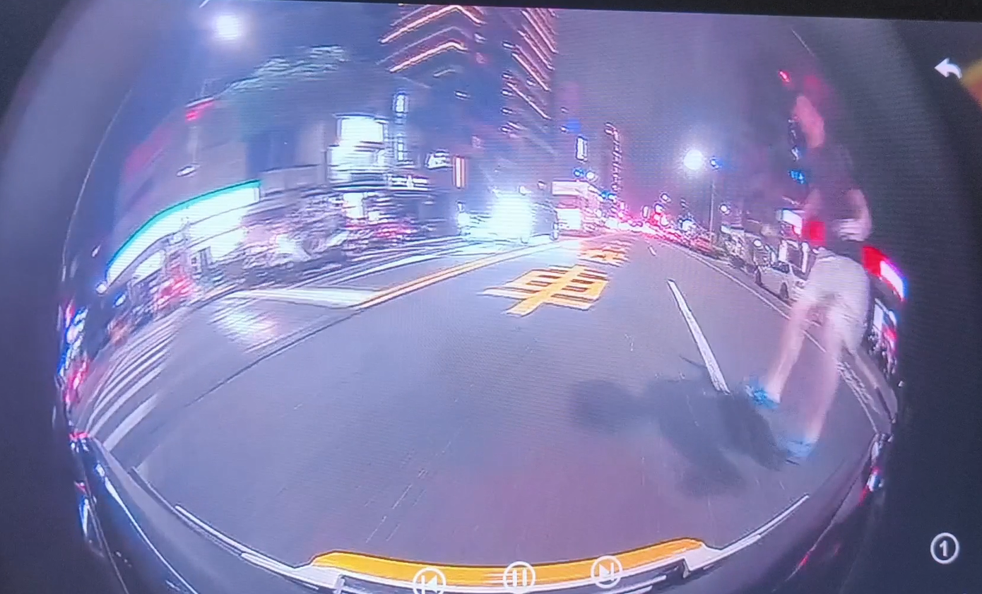 男子突然衝進車道,駕駛人緊急踩死煞車,才避免一場車禍。爆料人提供
