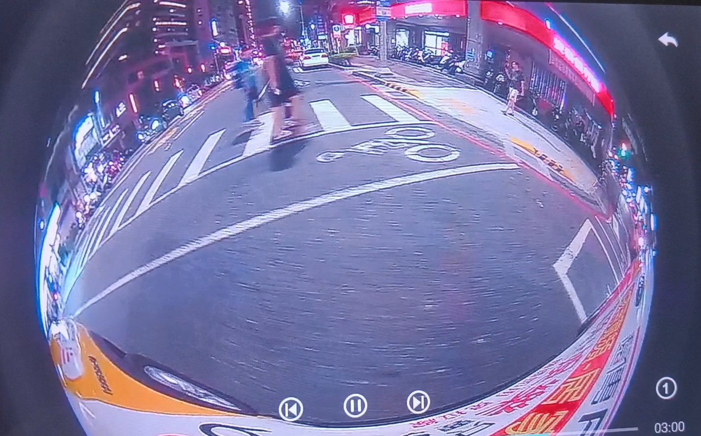 行車紀錄器影片顯示這名男子在過馬路前全程低頭看手機,完全沒有注意路況。爆料人提供