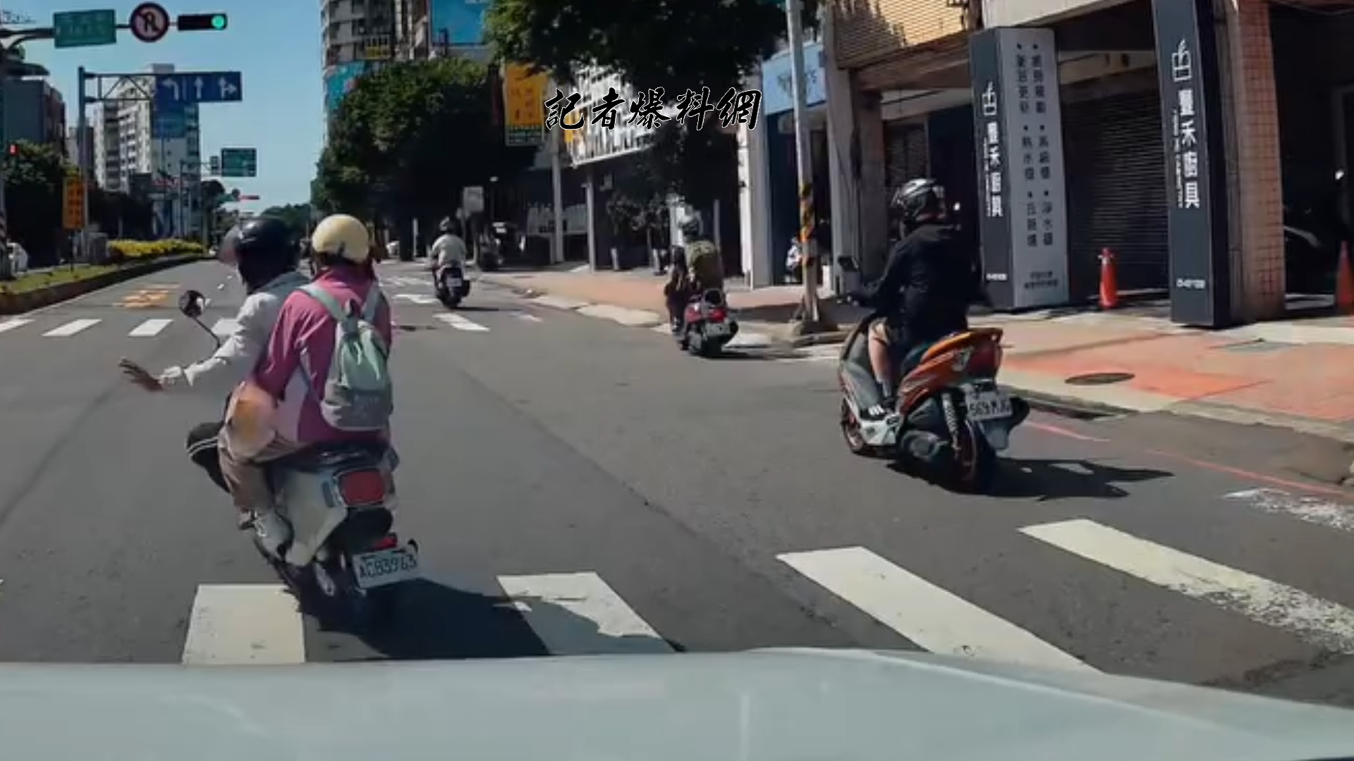 ▲一輛疑似微型電動二輪車從道路最右側突然向左橫切，跨越約兩個車道，驚險過程全被後方汽車行車紀錄器拍下。（圖／翻攝Threads／@lufongyu）