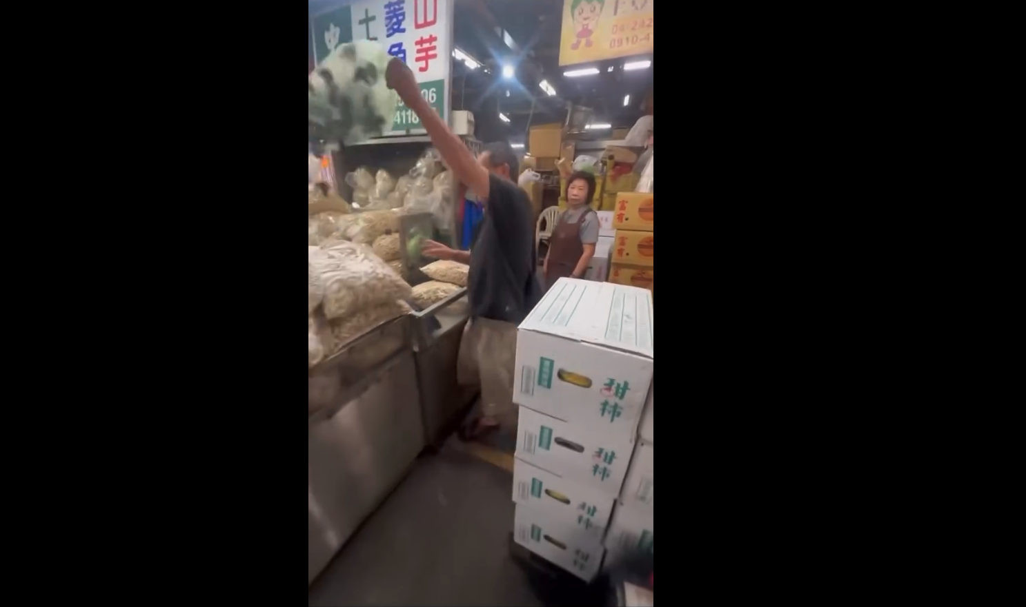 450元菱角疑臭酸!台中男怒衝攤位狂撒菱角 女攤商求饒、警追查涉4罪