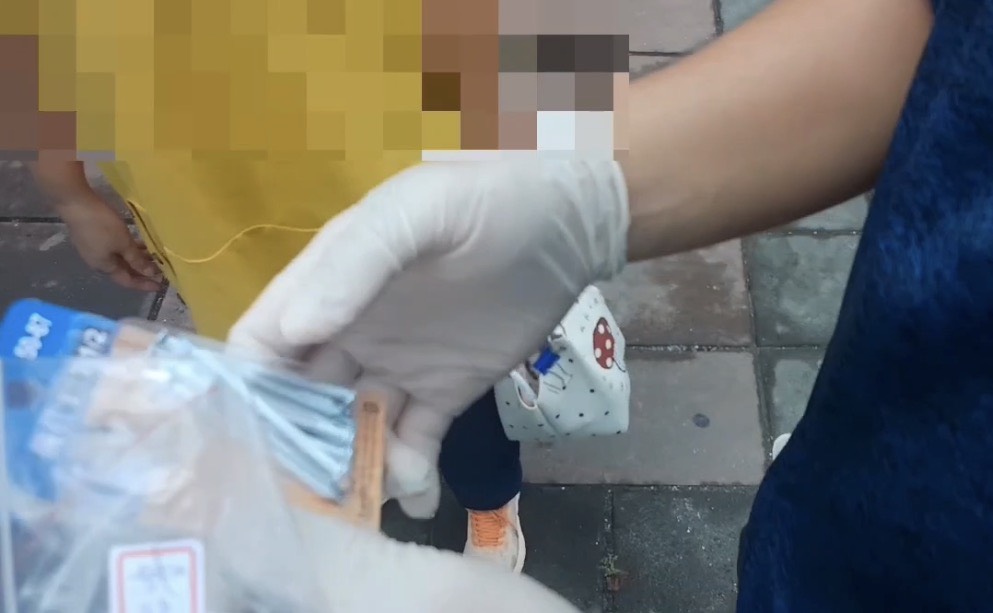 ▲花蓮一名民眾發現停放路邊的轎車輪胎下方遭人放置水泥鋼釘,警方循線查獲吳姓男子,並查扣相關證物。(圖/吉安警分局提供)