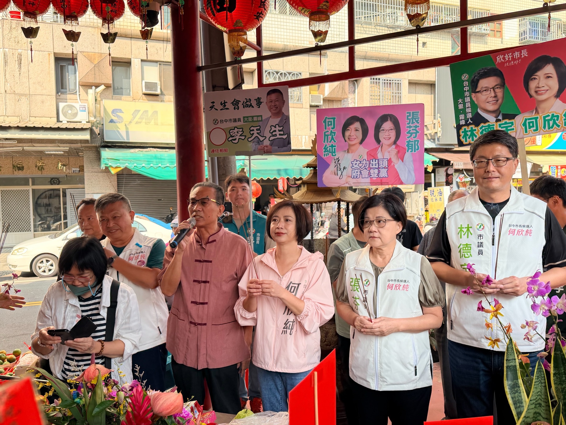 ▲台中市長候選人何欣純11日上午走訪大里內新早市拜票,與攤商及採買民眾互動,爭取地方支持。(圖/何欣純團隊提供)