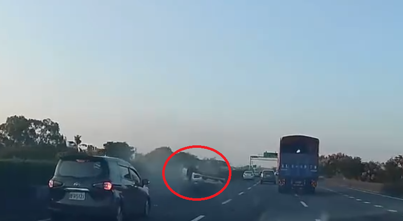 國道自小客車遭撞擊路面打轉翻覆！　大貨車變換車道肇事