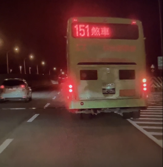 台中客運 151 線公車快速道路急煞硬切 壓槽化線強行下匝道
