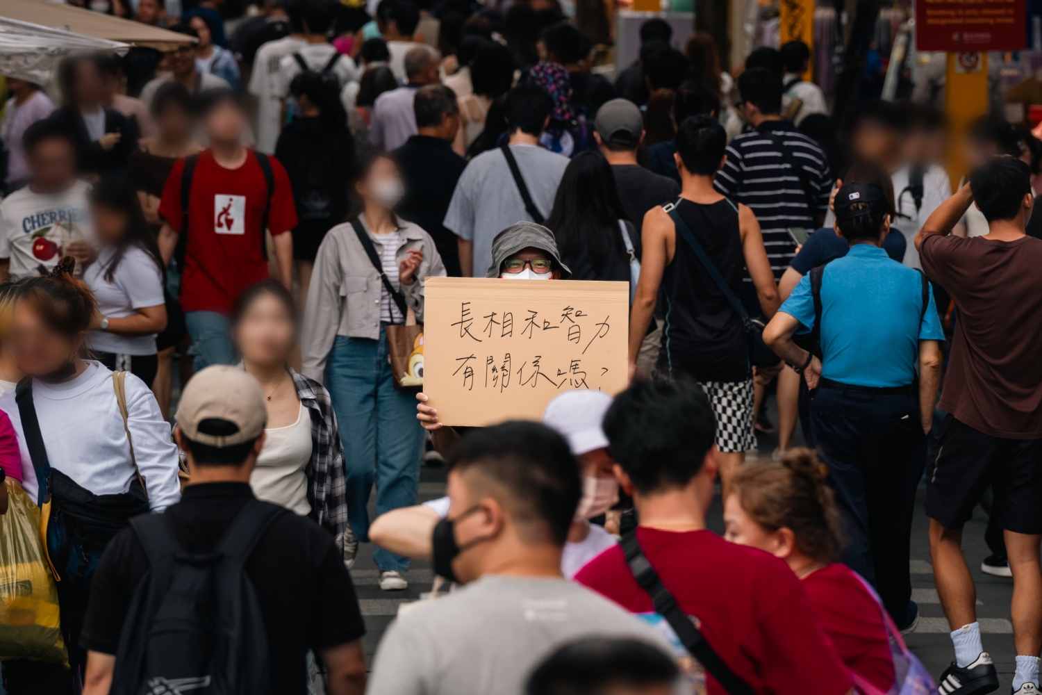 ▲攝影展日前以街頭行動為展覽揭開序幕。(圖/羅慧夫顱顏基金會《看見改變》攝影展覽)