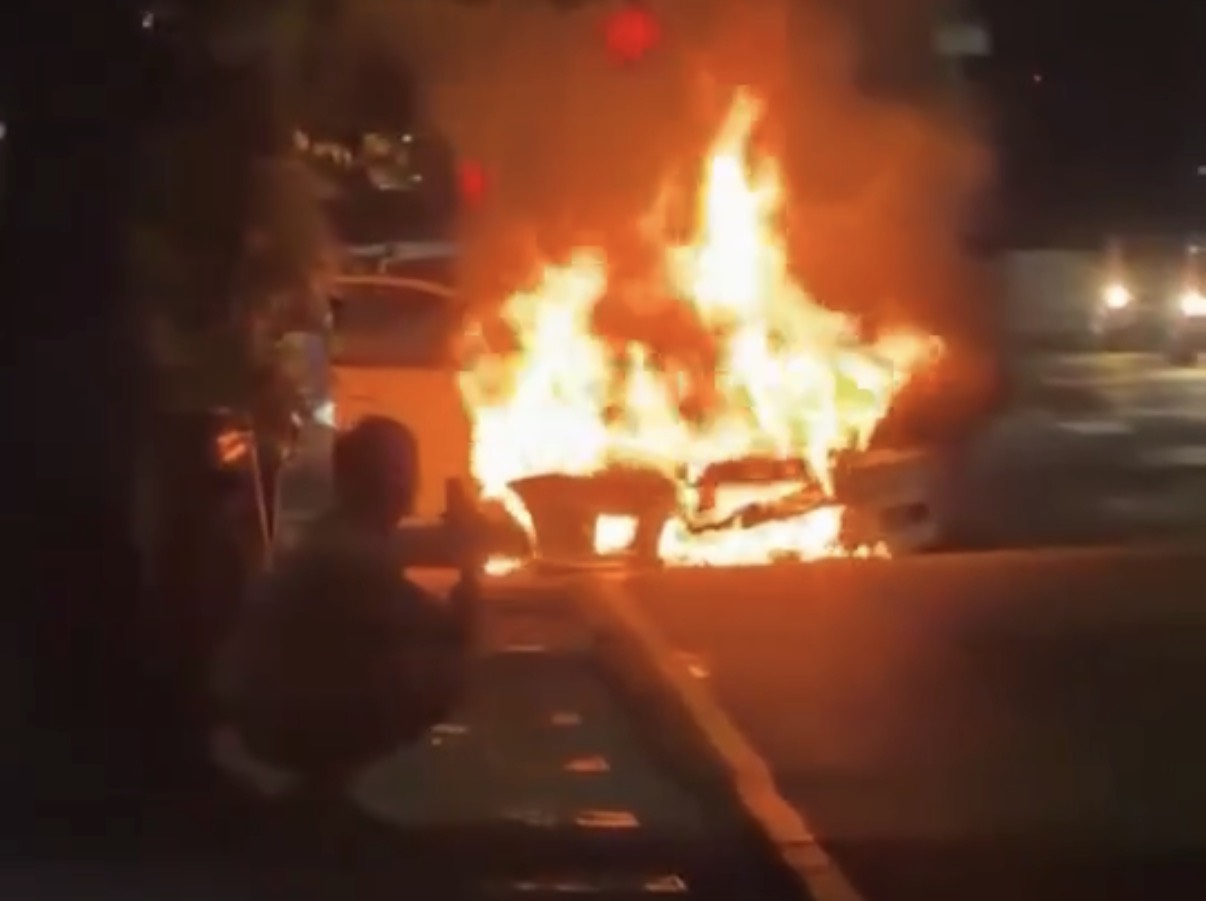 ▲車主從車內逃出，目睹自己的愛車起火燃燒。（圖／民眾提供，下同）